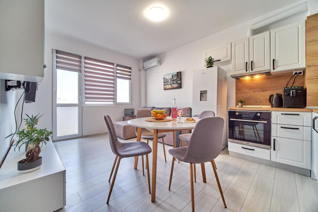 Cozy Apartment With Balcony On The Black Sea- Part Of The Family 'Vicki Apart Varna Exterior photo