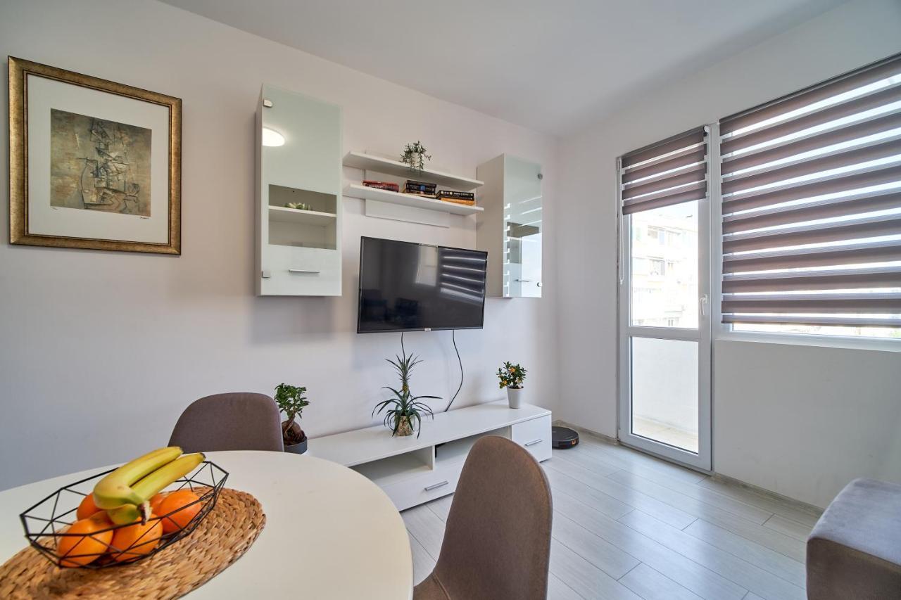 Cozy Apartment With Balcony On The Black Sea- Part Of The Family 'Vicki Apart Varna Exterior photo