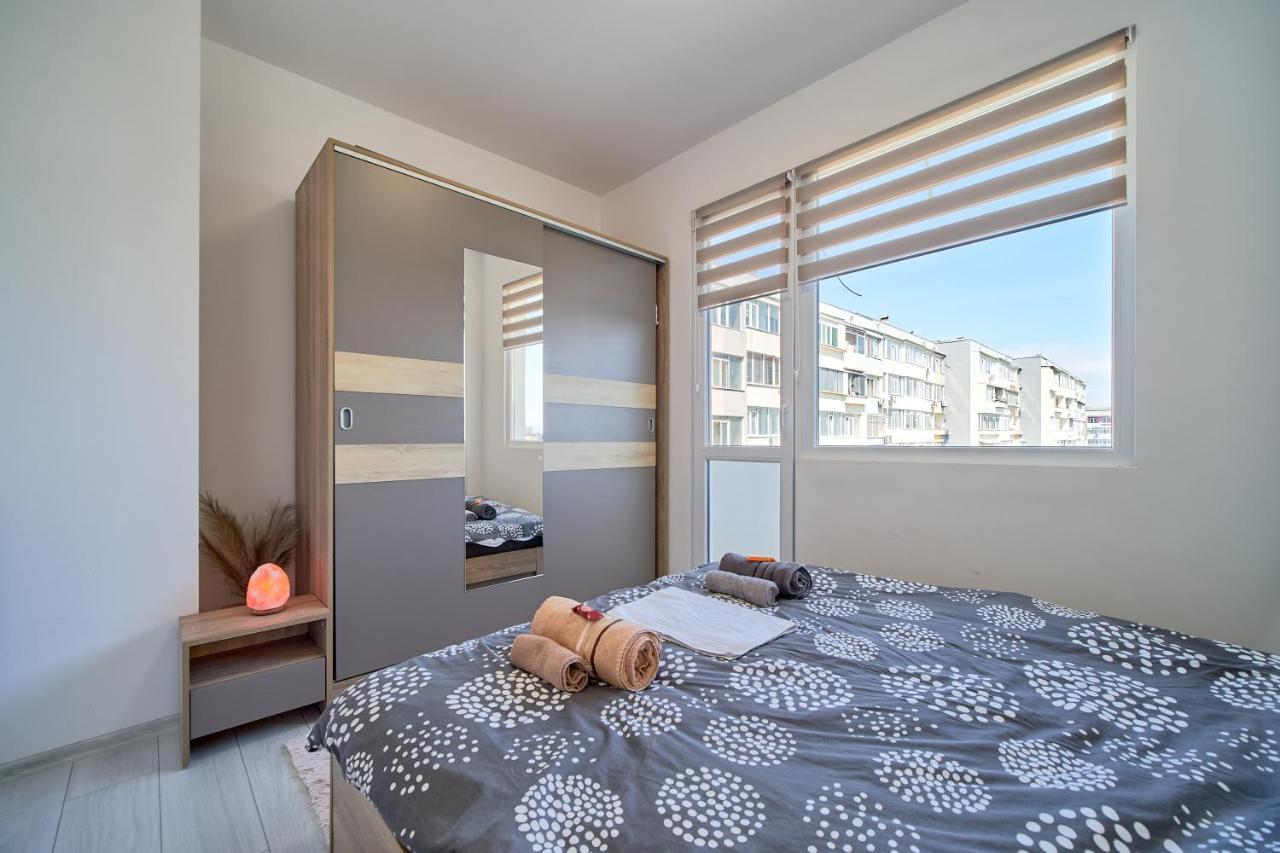 Cozy Apartment With Balcony On The Black Sea- Part Of The Family 'Vicki Apart Varna Exterior photo